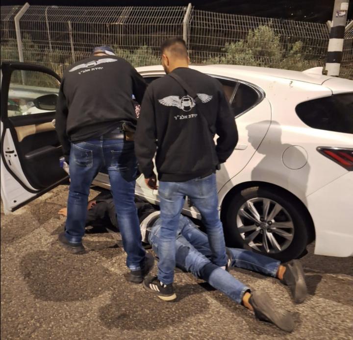 מתנדבי אלג״ר בפעילות שטח לצד רכב